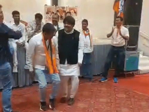 councillor’s-disco-dance-steals-show-in-indore:mla-showers-cash;-bjp’s-city-chief-joins-in-after-training-camp