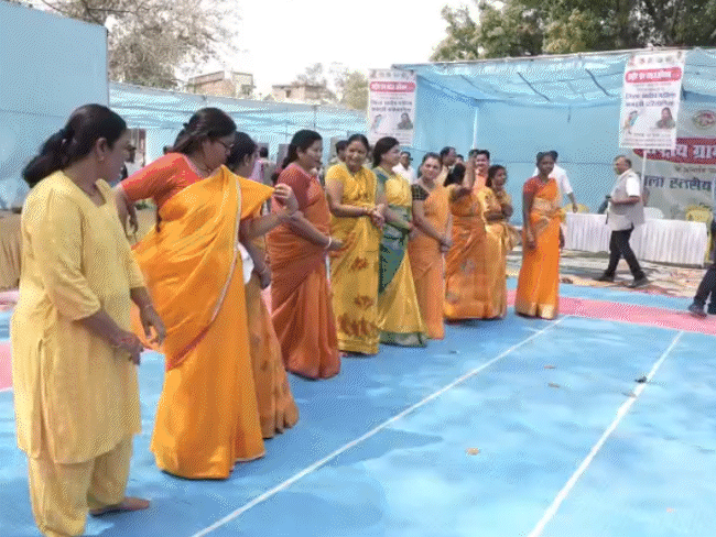 mp-minister-plays-kabaddi-in-saree-at-mandla-event:sampatiya-uike-attempts-raids,-calls-for-women’s-participation-in-traditional-sports