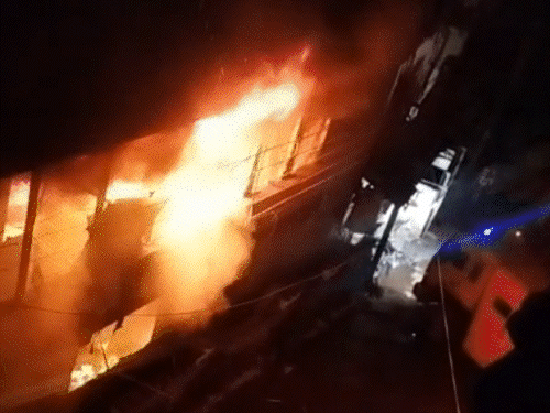 indore-ev-fire-kills-8-as-blaze-engulfs-home:victim-says-car-wasn’t-charging;-pole-short-circuit-sparked-the-fire