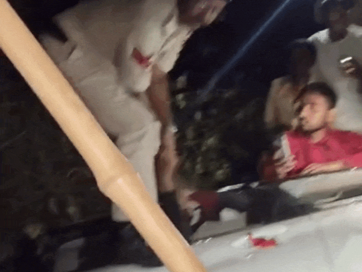 mob-mistakes-father-for-kidnapper,-overturns-car:over-100-villagers-surround-man-in-rewa,-police-rescue