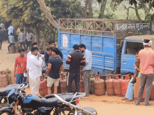 cylinder-prices-increase-to-up-to-₹4,000-in-black-market:survey-claims-surge-in-delayed-delivery-cases