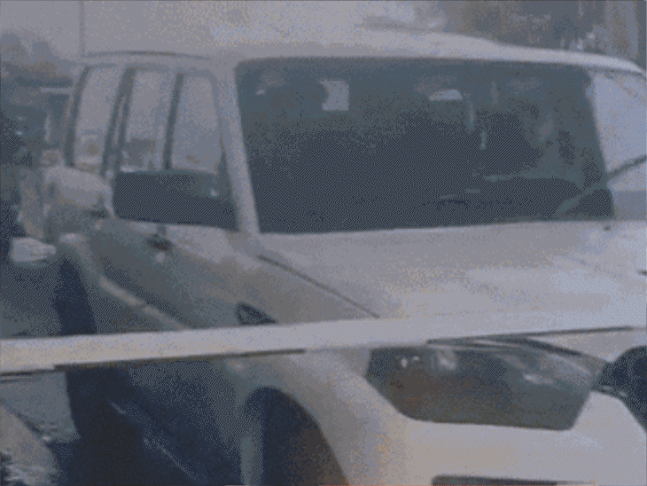 asi-stops-gujarat-businessman’s-car,-seize-₹1-crore:si-settles-deal,-returns-₹20-lakh-to-owner