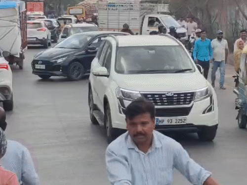traffic-blocked-on-mhow-indore-road,-vehicles-stuck-for-1-km:protest-over-fir-on-people-who-burnt-rape-accused’s-home