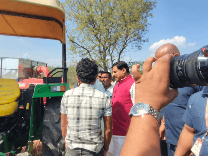 cm-mohan-sits-on-tractor-to-meet-farmers:reviews-mechanised-farming-work-in-datia;-announces-development-projects-worth-₹62-crore