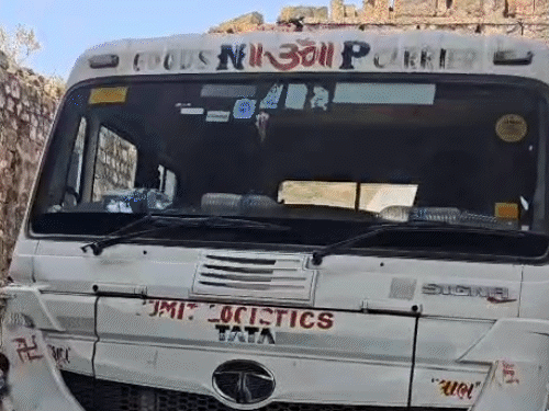 truck-stuck-in-mandu’s-historic-gate:traffic-hit-for-6-hours,-wrong-route-due-to-gps,-pulled-back-with-crane;-wall-damaged