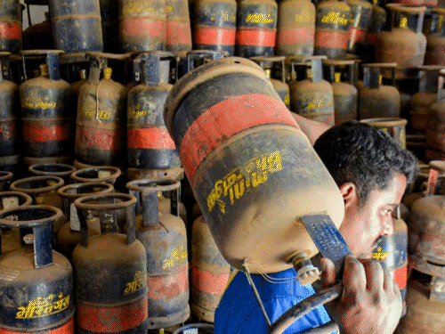 govt-makes-png-connections-mandatory-for-notified-customers:binding-on-select-citizens-to-forego-lpg-shift-to-piped-natural-gas