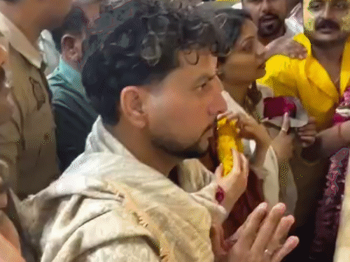 kuldeep-offers-prayers-at-banke-bihari-temple-with-wife-vanshika:visuals-of-cricketer’s-first-visit-to-vrindavan-after-marriage-go-viral