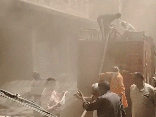 fire-breaks-out-at-chemical-warehouse-in-gwalior:apartment-evacuated;-gas-cylinders-removed;-blaze-controlled-by-3-fire-engines