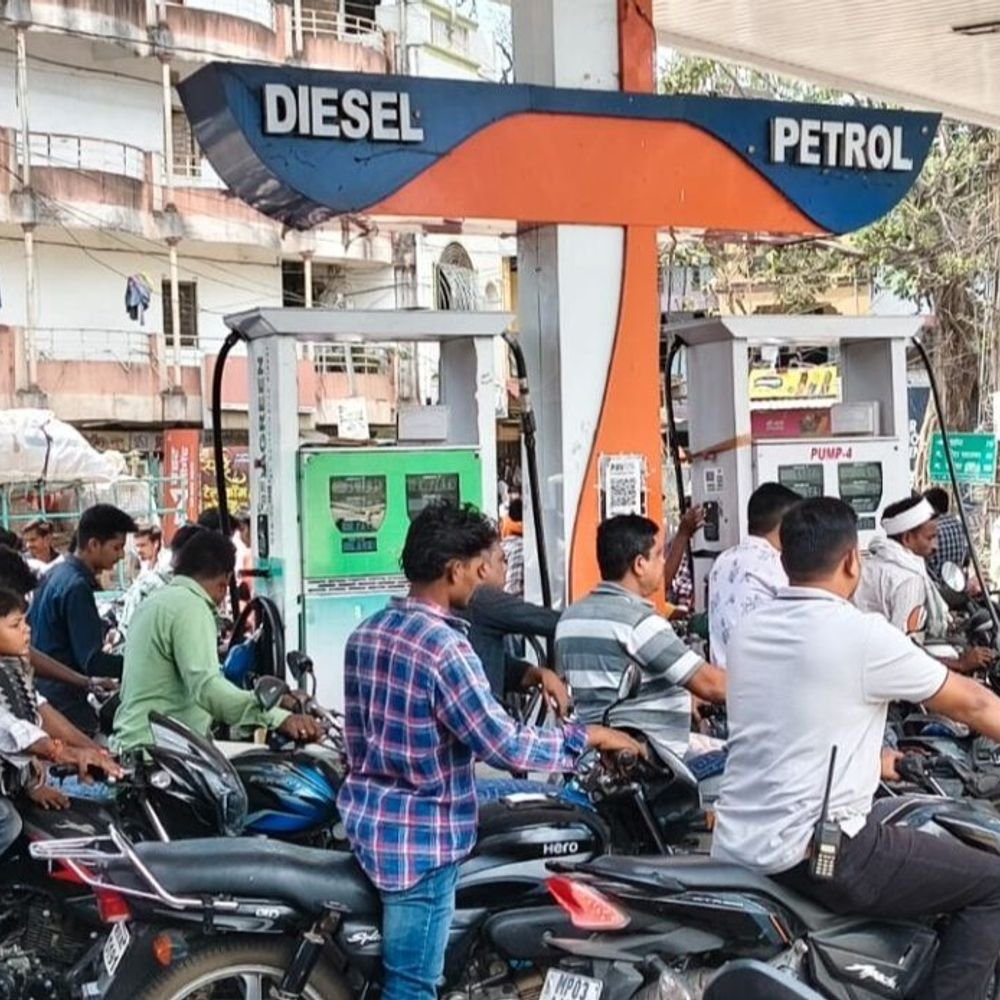 fuel-shortage-rumours-spark-rush-at-petrol-pumps-in-mp:queues-in-jhabua,-barwani,-maheshwar;-ujjain-collector-assures-of-stock