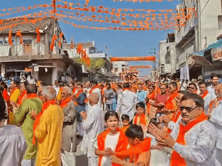 muslims-join-hindu-devotees-in-ram-navami-procession-in-khargone:communal-harmony-in-display,-as-they-shower-flower-petals-and-exchange-greetings