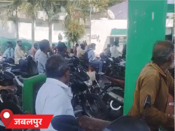 crowds-surge-at-fuel-pumps-across-major-cities:petrol-sales-jump-25%-in-bhopal,-indore,-ujjain;-long-lpg-queues