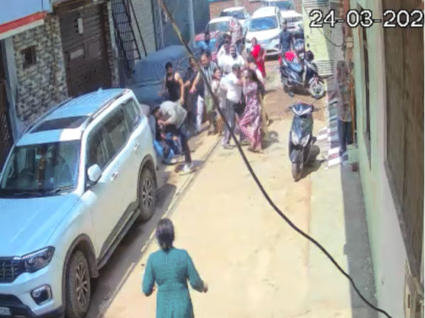 cbi-si’s-wife-and-daughters-beaten,-video-shows:kicked-and-punched-in-gwalior,-clothes-torn;-attack-follows-parking-dispute-involving-4-people