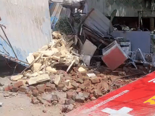 bhopal-building-balcony-collapse-leaves-8-injured:accident-outside-aiims-as-structure-under-construction-over-35-year-old-building
