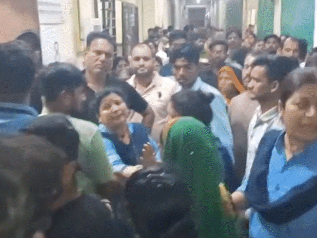 short-circuit-at-jabalpur-medical-college-creates-chaos:smoke-in-hncu-ward,-relatives-and-doctors-clash-as-uproar-erupts-over-infant-death