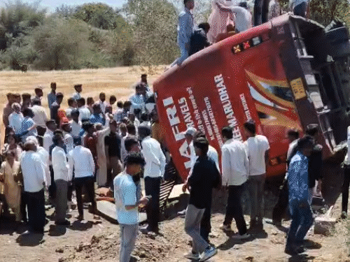 bus-carrying-wedding-guests-overturns-in-ujjain,-15-injured:overtaking-amid-road-construction-leads-to-crash;-bus-was-en-route-from-indore-to-khachrod
