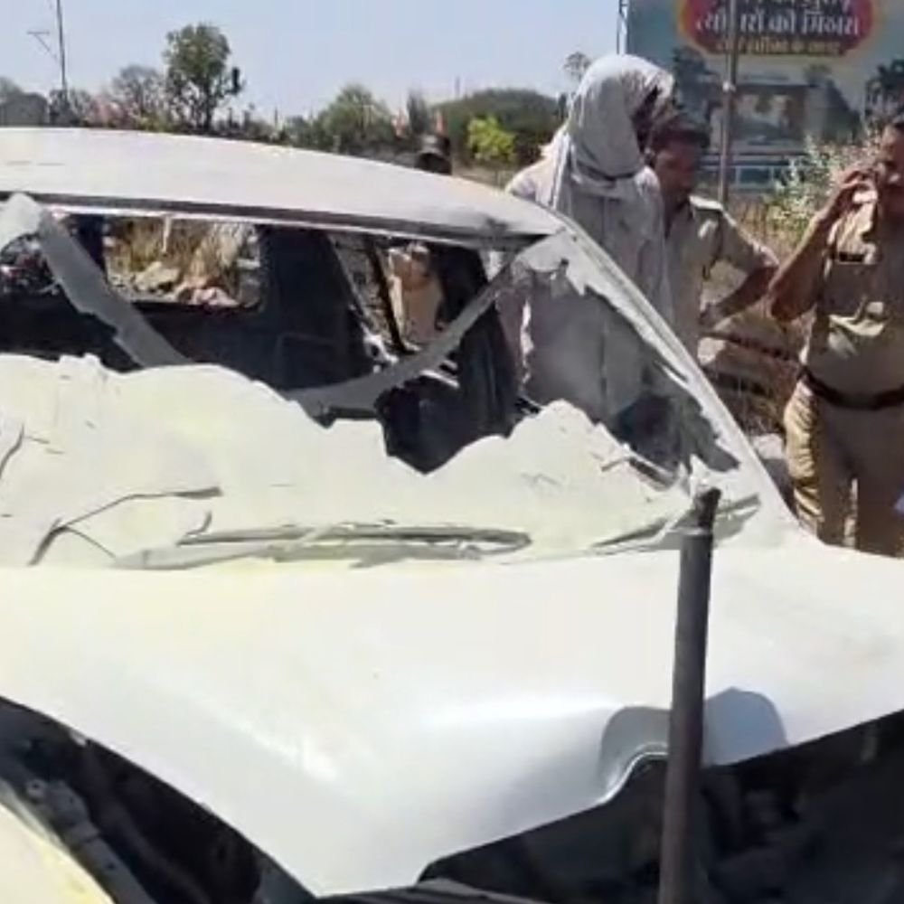 4-year-old-child-burnt-alive-in-indore-car-fire:accompanied-father-to-mhow;-entire-vehicle-engulfed-in-flames