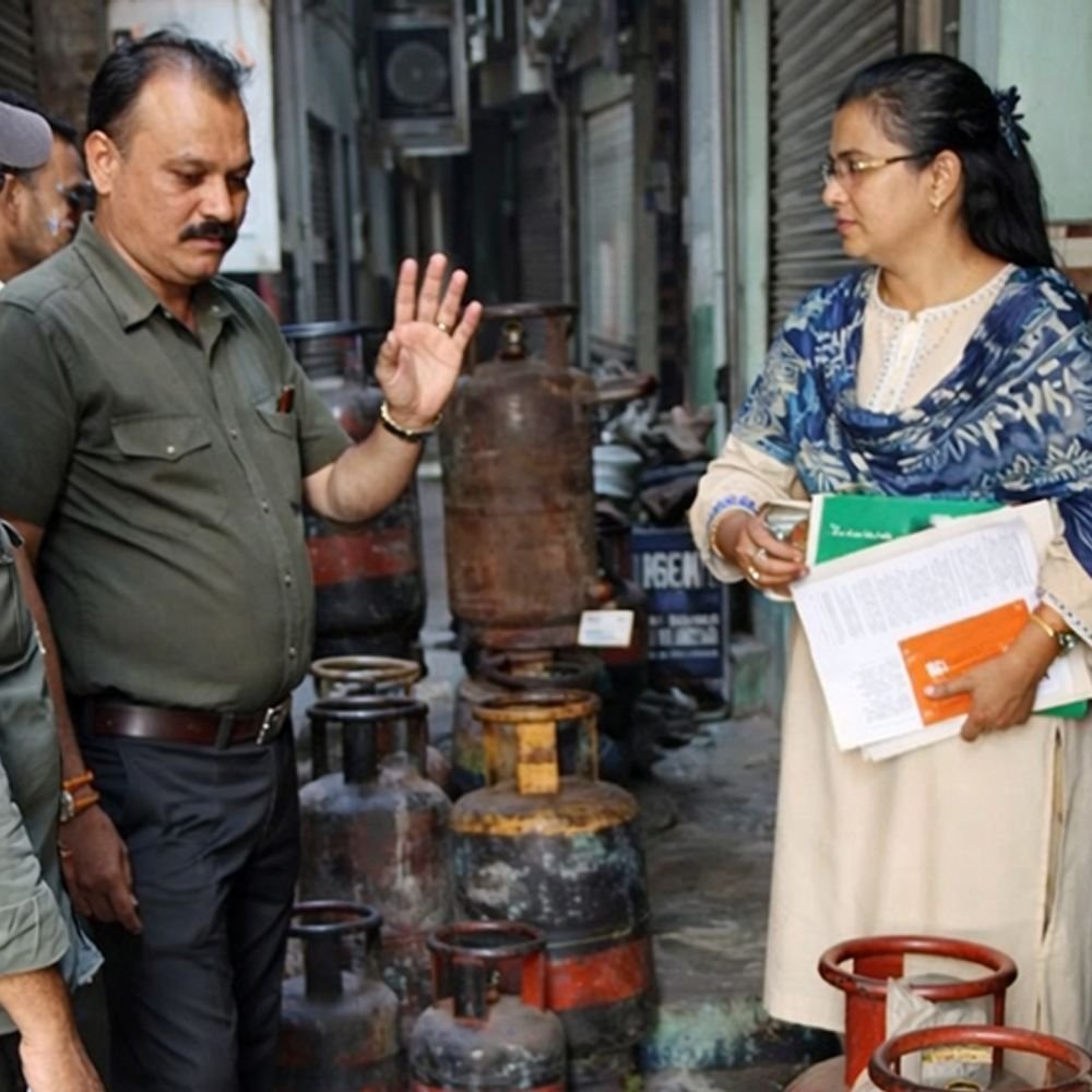 gas-cylinder-black-marketing:₹918-cylinder-sold-for-₹2500,-agency-staff-held;-68-cylinders-seized-in-a-day-long-raid