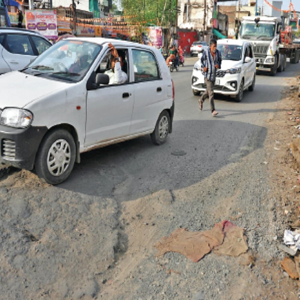 pwd-leaves-indore-road-half-built:exposed-iron-bars-on-rau-circle-market-stretch-raise-safety-risks