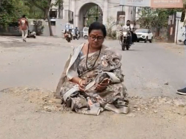 councillor-protests-against-civic-body-in-gwalior:angry-over-delay-in-road-construction;-warns-of-bigger-agitation-in-10-days