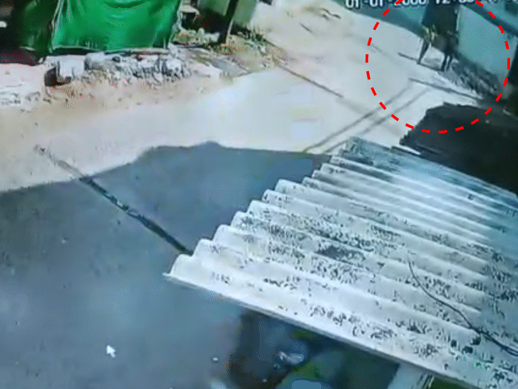 car-runs-over-man-in-jabalpur:deceased-trapped-between-car-and-shop-shutter-for-15-20-minutes;-12-year-old-injured