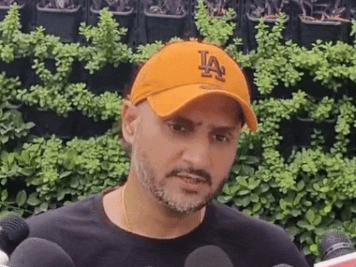 ‘get-lost-now’,-harbhajan-singh-lashes-out-at-trolls:called-trolls-‘dogs’-after-they-criticised-hindi-commentary