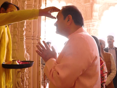 gautam-adani-offers-prayers-at-ram-lalla-temple:arrives-in-ayodhya-by-chartered-flight;-meets-and-honours-gurukul-students