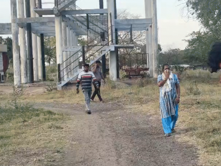 gas-leak-at-water-filter-plant-leaves-over-40-ill:many-in-jhabua-on-oxygen-support;-residents-report-eye-irritation-and-breathing-problems