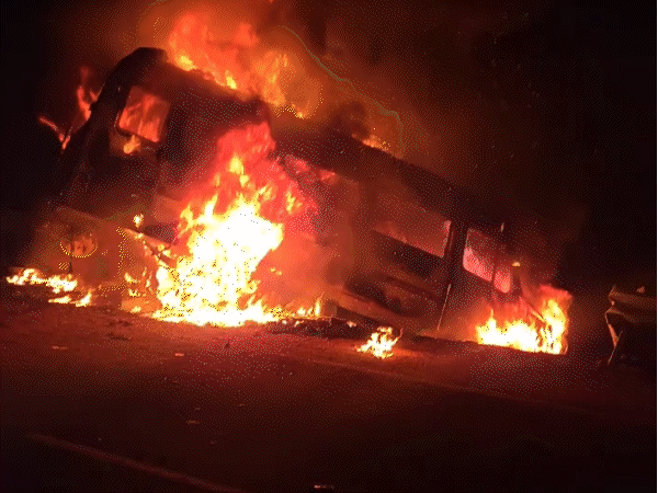 mini-bus-hits-tractor-trolley,-one-dead:villagers-set-bus-on-fire,-block-roads-in-ujjain;-police-from-3-stations-restore-order