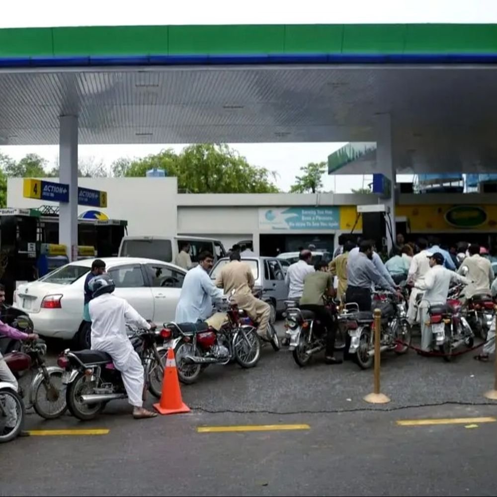 impact-of-war-pakistani-ministers-not-getting-salary-for-6:2-days-ago-petrol-price-hiked-by-₹137,-reduced-by-₹80-after-protests