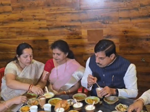 cm-mohan-yadav-visits-famous-kashi-shop;-asks-‘what’s-special:orders-kachori-sabzi,-lassi;-urges-people-to-watch-vikramaditya-mahanatya-play