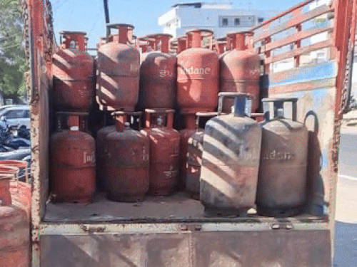 mp-faces-lpg-crisis;-only-5-kg-connections-available:bhopal-indore-face-maximum-shortage,-portal-closed,-e-kyc-suspended;-booking-delivery-date-will-be-received-via-sms