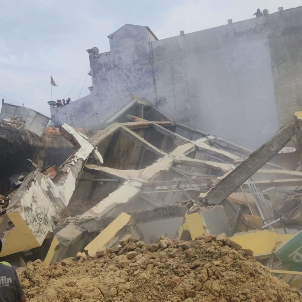 4-storey-lodge-collapses-in-kotma,-2-dead:several-feared-trapped;-100-personnel-engaged-in-rescue-operation