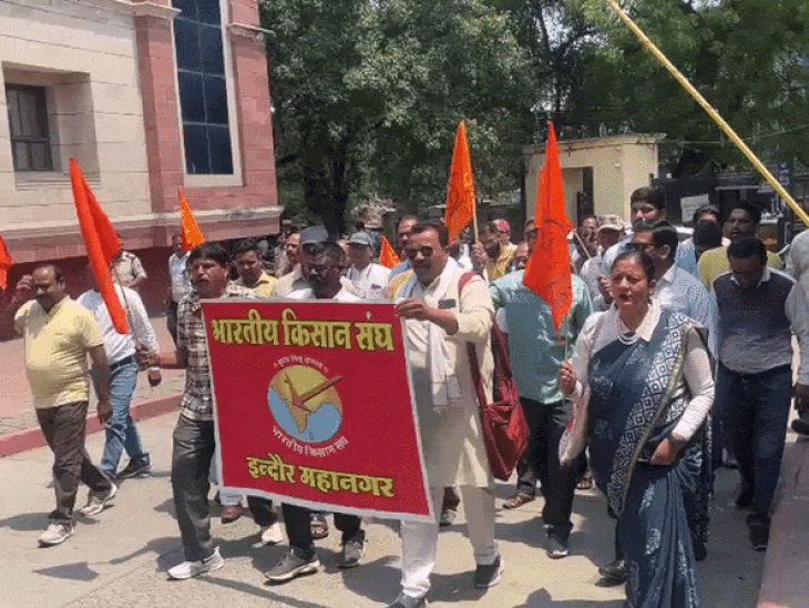 farmers’-protest-over-minimum-support-price,-loan,-compensation:oppose-firs-on-stubble-burning;-submit-memorandum-to-administration