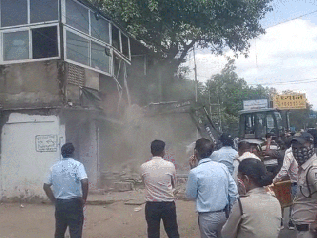 bhopal’s-bada-talab-encroachments-cleared-with-jcb:congress-protests-shop-house-demolitions;-recreational-area-constructions-to-be-removed-from-ftl-zone