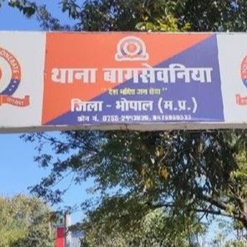 woman-thrown-from-moving-car-in-bhopal:stapler-pins-lodged-in-chest,-bloodied-condition;-receiving-treatment