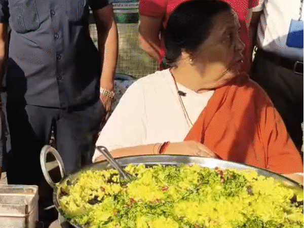 former-cm-uma-bharti-seen-selling-poha-jalebi-on-cart:sets-up-shop-outside-bungalow-in-tikamgarh,-urges-officials-not-to-harm-poor-livelihood