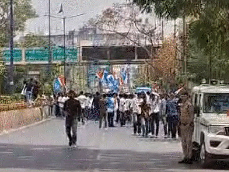 nsui-stages-protest-in-indore,-2-arrested:demonstration-against-devi-ahilya-university-policies;-heavy-police-force-deployed