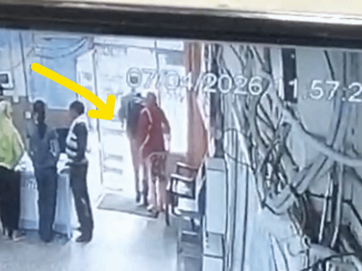 girls-steal-₹90,000-by-slashing-bag:victim-had-just-left-bank;-one-distracted-him;-other-used-blade