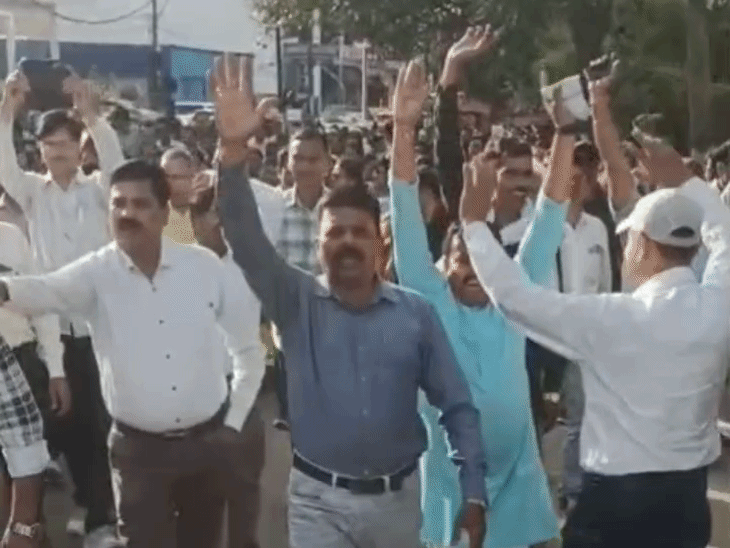 teachers-protest-against-mandatory-tet-requirement:memorandum-submitted-to-cm,-say-injustice-to-those-with-26-years-of-service