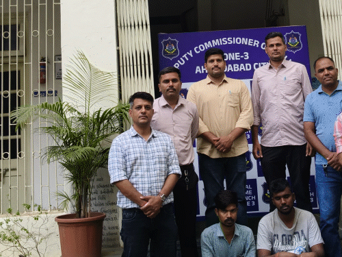 ipl-phone-theft-racket-busted:gang-used-silver-foil-trick,-21-mobiles-recovered-in-ahmedabad