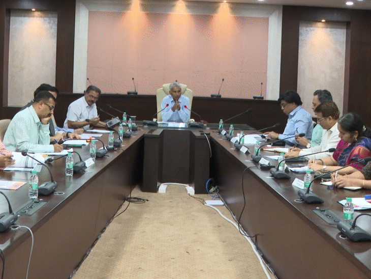 forest-revenue-department-disputes-pile-up:chief-secretary-says-‘i-have-become-complaint-officer;-acs-deepali-flags-ground-reality-gap