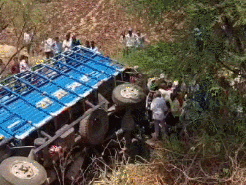 eicher-carrying-40-people-overturns,-1-dead:36-injured-including-women,-elderly;-14-critical,-crash-during-overtaking-in-khandwa