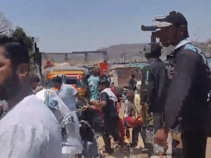 boat-overturns-in-omkareshwar,-10-devotees-fall-into-river:2-critical,-group-of-52-was-from-ranchi