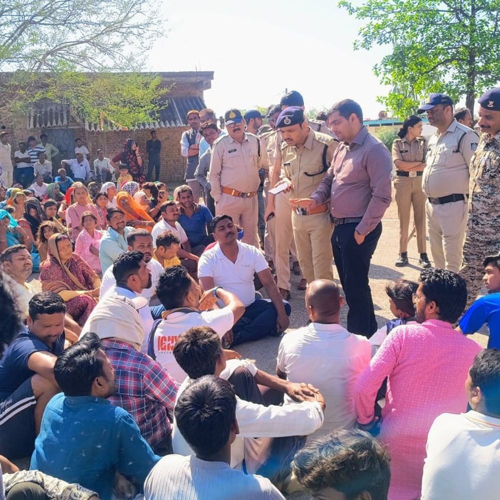 ambedkar-statue-vandalised,-smeared-with-black-paint:angry-villagers-block-road-in-satna;-administration-brings-new-statue-from-chitrakoot