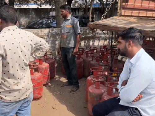 transporter-driver-under-suspicion-in-bhopal-lpg-leak:up-to-2.5-kg-gas-short-in-27-cylinders;-food-department-seeks-depot-data