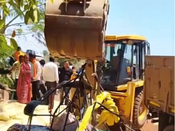 groom-and-bride-among-4-die-in-shivpuri-mishap:truck-overturns-on-roadside-auto-in-which-they-were-travelling