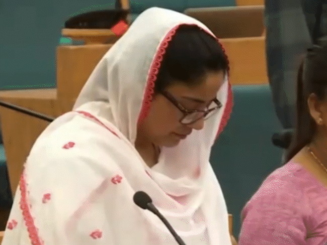 congress-divided-over-vande-mataram-controversy:councillor-bhadauria-questions-refusal-to-sing;-alleges-possible-deal-with-mayor-behind-stance-shift