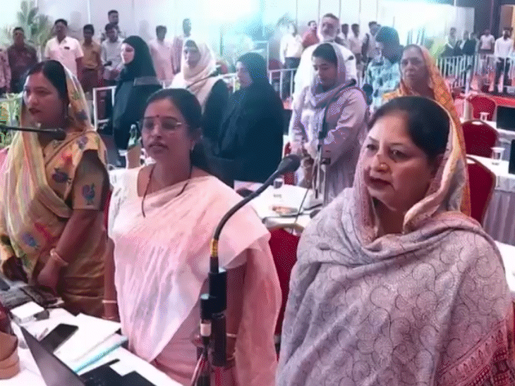 rubina-khan-seen-singing-vande-mataram-twice:indore-councillor’s-videos-surface-online;-party-yet-to-respond
