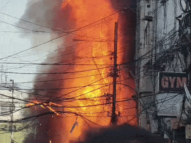 transformer-blast-in-bhopal-mp-nagar:fortuner-car-engulfed-in-flames,-building-smoke-filled,-chaos-grips-the-area