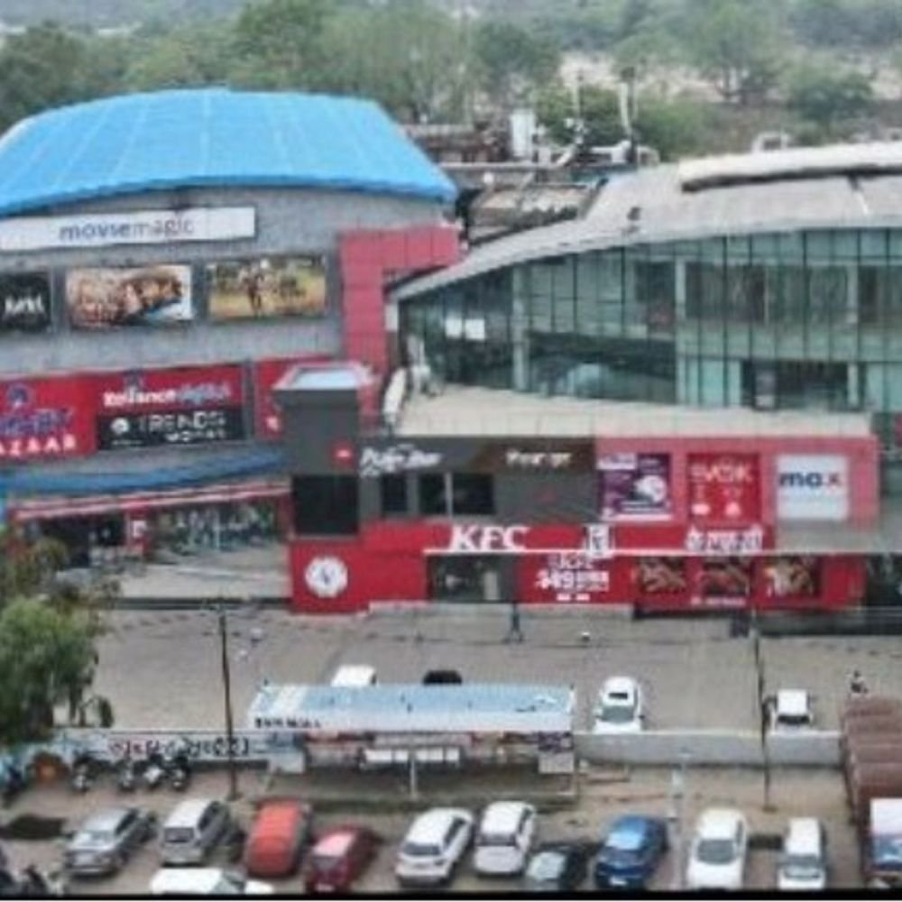 chef-attacks-housekeeping-staff-with-knife:dispute-at-jabalpur-south-avenue-mall-leaves-employee-seriously-injured